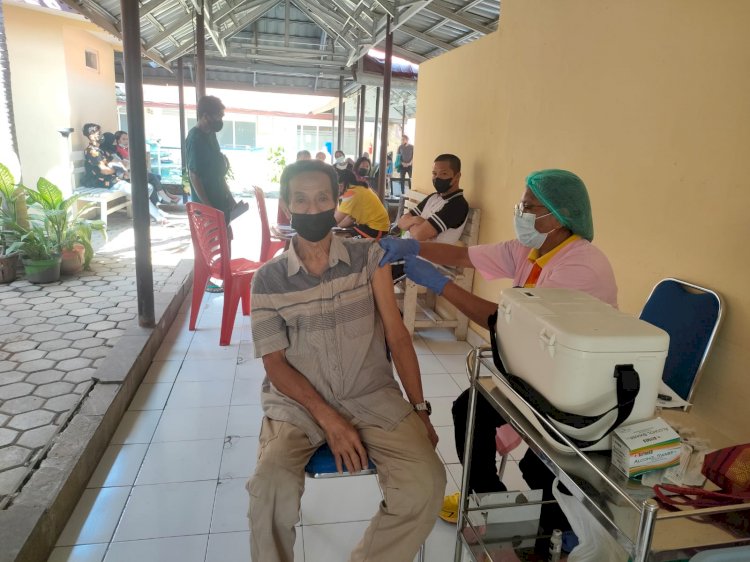 Bentuk Imunitas Tubuh, Puluhan Masyarakat Jalani Vaksin Covid-19 di RS Bhayangkara Kupang