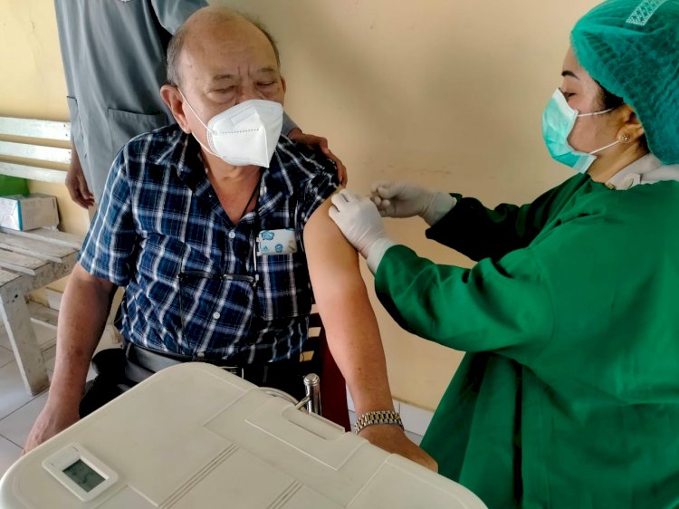 Tim Nakes RSB Titus Uly Kupang Giatkan Pelayanan Vaksinasi Bagi Masyarakat Kota Kupang