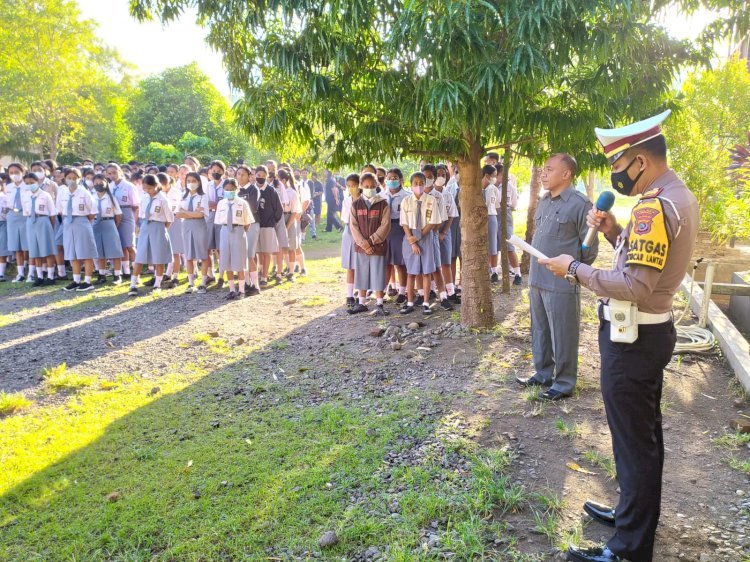 Songsong Hari Bhayangkara ke-76, Polres Lembata Beri Penyuluhan Kamseltibcarlantas Kepada Para Pelajar