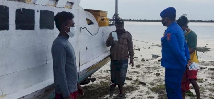 Antisipasi Cuaca Buruk Saat Melaut, Ini yang Disampaikan Personel Ditpolairud Polda NTT Kepada Nelayan Kupang