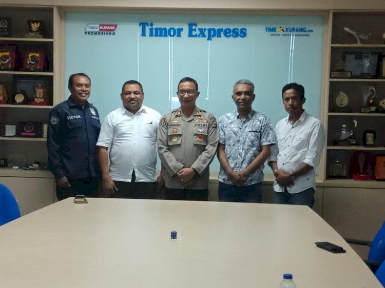 Perkuat Hubungan Silaturahmi Dengan Media, Kabidhumas Polda NTT Kunjungi Kantor Timex Kupang