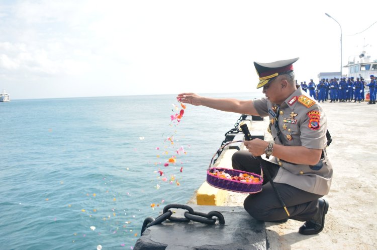 Mengenang Jasa Para Pahlawan, Kapolda NTT Pimpin Upacara Tabur Bunga di Laut