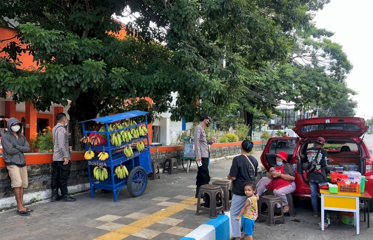 Cegah Terjadinya Tindak Kejahatan, Personel Ditbinmas Polda NTT Beri Imbauan Kamtibmas Kepada Para PKL di Kota Kupang