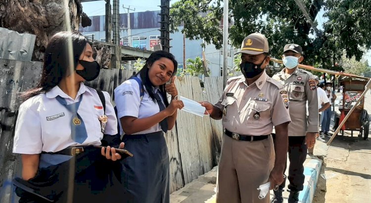 Sambangi Pelajar SMA di Kota Kupang, Personel Ditbinmas Polda NTT Bagi Masker Gratis dan Imbau Disiplin Prokes