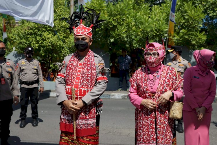 Kunjungan Perdana ke Polres Alor, Kapolda NTT dan Ketua Bhayangkari Darerah Disematkan Seperangkat Pakaian Adat Khas Alor