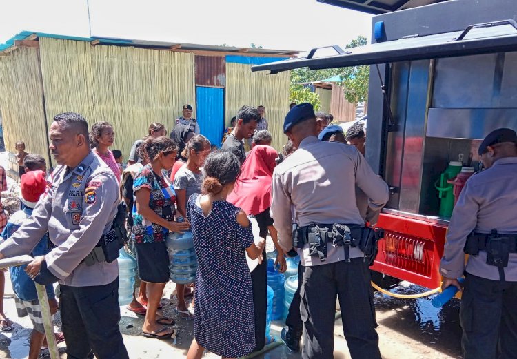 Penuhi Kebutuhan Warga, Anggota Satbrimob Polda NTT Bagikan Air Bersih Gratis di Noelbaki
