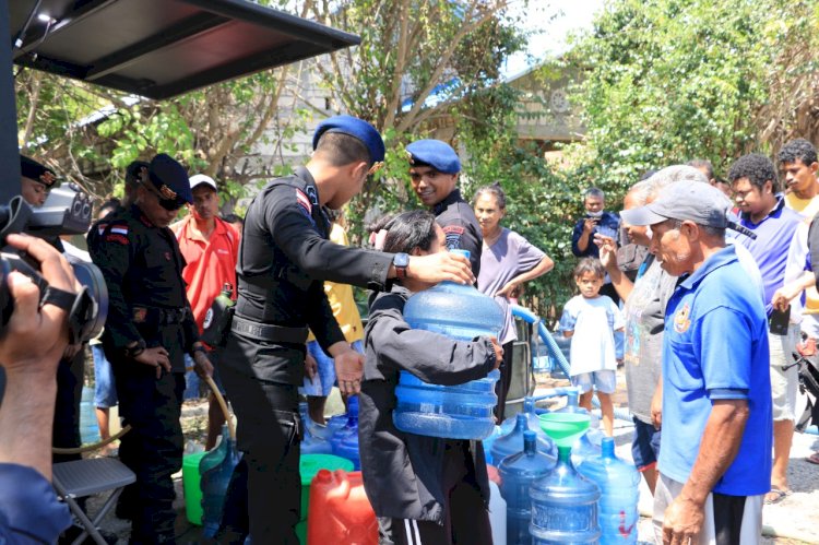 Kembali Satuan Brimob Polda NTT Bagikan Air Bersih Secara Gratis, Kali ini Giliran Warga Oebelo yang Disambangi