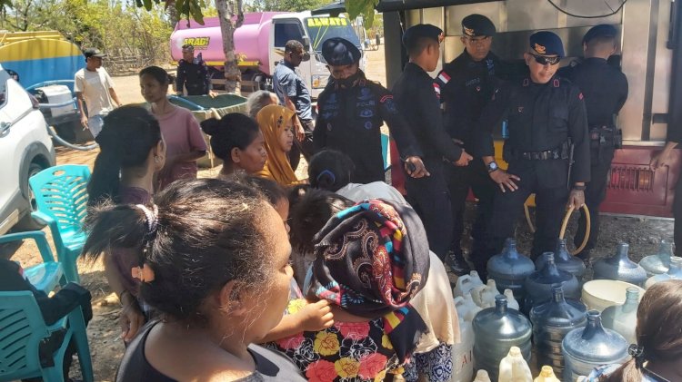 Bantuan Air Bersih dari Satbrimob Polda NTT Disambut Antusias Warga Desa Tanah Merah