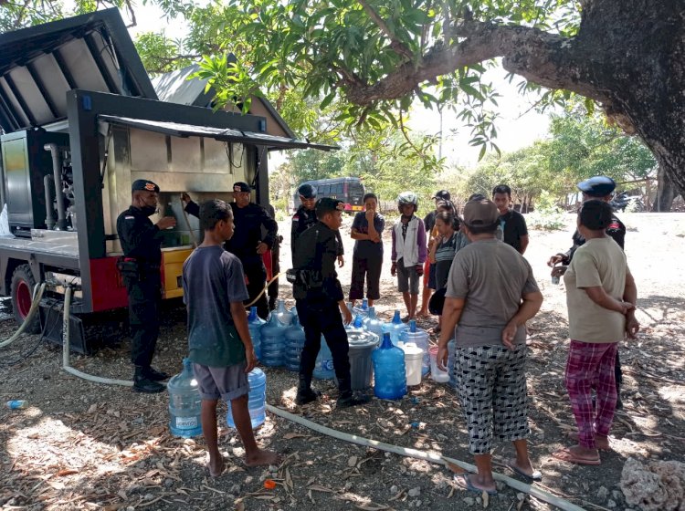 Warga Desa Bolok Kekurangan Air Bersih, Anggota Brimob Polda NTT Distribusi Air Siap Konsumsi