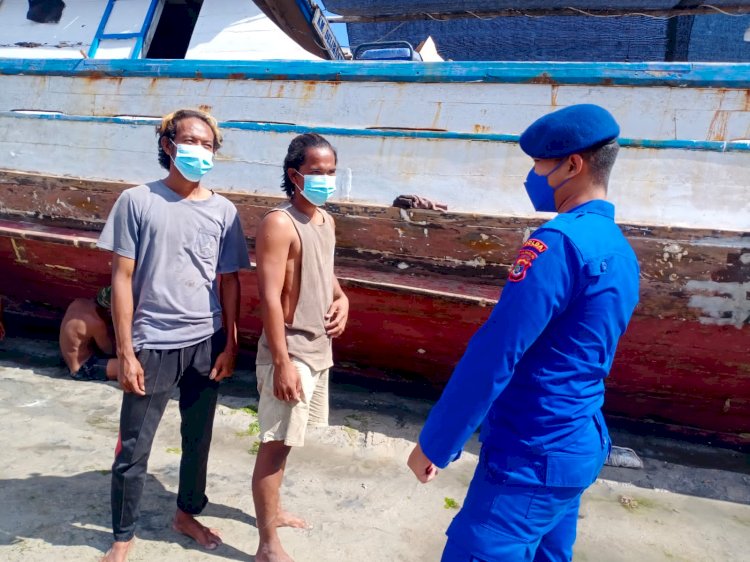 Cegah Ilegal Fishing, Personel Ditpolairud Polda NTT Beri Edukasi Kamtibmas Kepada Warga Pesisir Adonara
