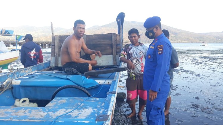 Patroli Kamtibmas di Wilayah Pesisir Flotim, Personel Ditpolairud Polda NTT Ingatkan Warga Waspadai Cuaca Buruk Saat Berlayar