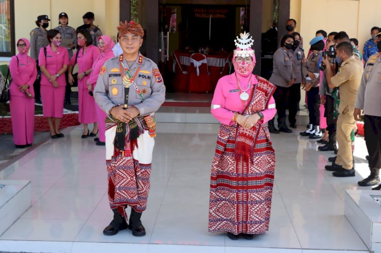 Tiba di Polres Kupang, Kapolda Bersama Ketua Bhayangkari Daerah NTT Disematkan Seperangkat Pakaian Adat Amarasi