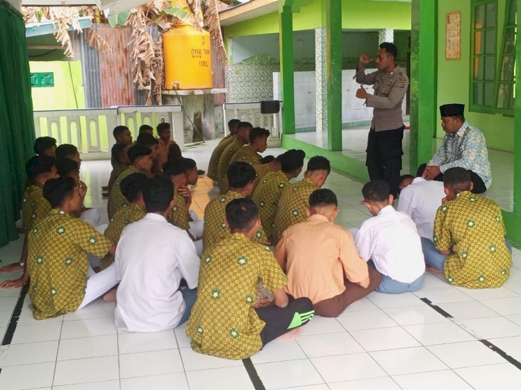 Polisi Kita  Cegah Kenakalan Remaja, Bripka Hendra Yanto Abbas Beri Pembinaan dan Penyuluhan di Sekolah MAN Ende