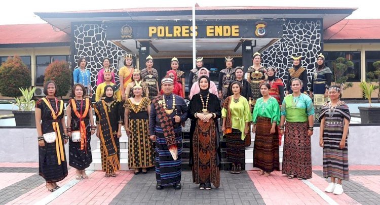 Sambut Hari jadi Polwan ke 74, Srikandi Polres Ende Tampil Cantik Mengenakan Busana Adat Daerah Nusa Tenggara Timur