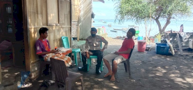 Sambangi Para Nelayan Kanit Patroli Sat Polair Polres Lembata Pastikan Tidak Ada Yang Gunakan Peledak Dan Pukat Harimau