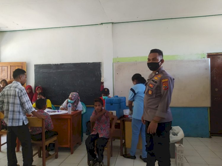 Ops Aman Nusa II, Personel Pospol Wulandoni Lakukan Pengamanan Vaksinasi Anak Merdeka