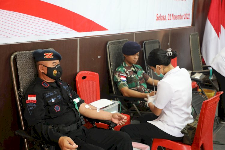 Satbrimob Polda NTT Gelar Bakti Sosial Donor Darah Menyambut HUT Brimob yang ke-77