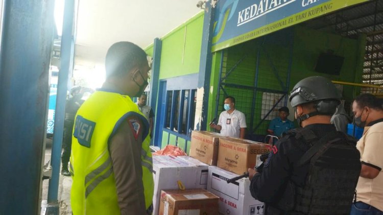 Personel Polda NTT Kawal VVIP Kedatangan 8.815 Vial Pfiser di Bandara Eltari Kupang