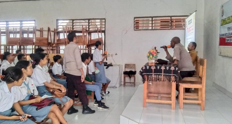 Beri Pengetahuan Kepada Pelajar, Anggota Ditbinmas Polda NTT Gelar Penyuluhan di SMA Negeri 7 Kota Kupang