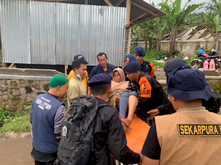 Pertolongan korban gempa Cianjur di desa terisolir dilakukan, Brimob Polri evakuasi dengan tandu