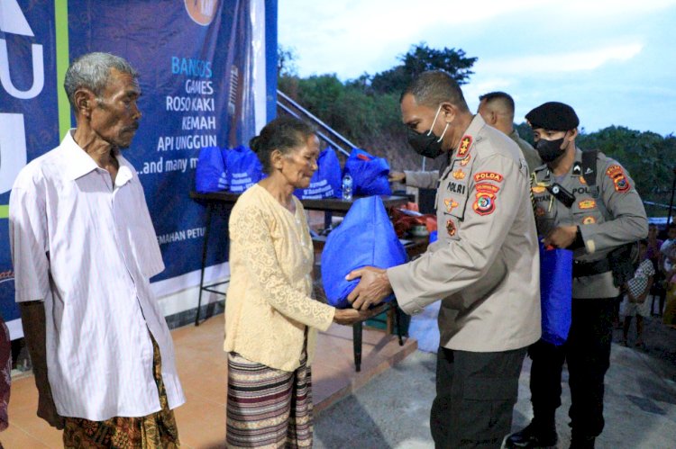 Peduli Kemanusiaan, Kapolda NTT Salurkan 100 Paket Sembako bagi Masyarakat Kota Kupang