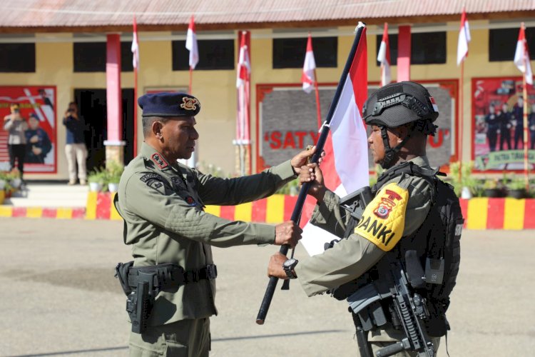 Jalankan Misi Kemanusiaan, Kapolda NTT Lepas Keberangkatan Pasukan Brimob ke Papua