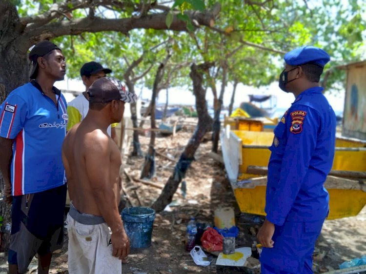 Gelar Patroli di Wilayah Pesisir Lembata, Personel Ditpolairud Polda NTT Imbau Keselamatan Berlayar Kepada Nelayan