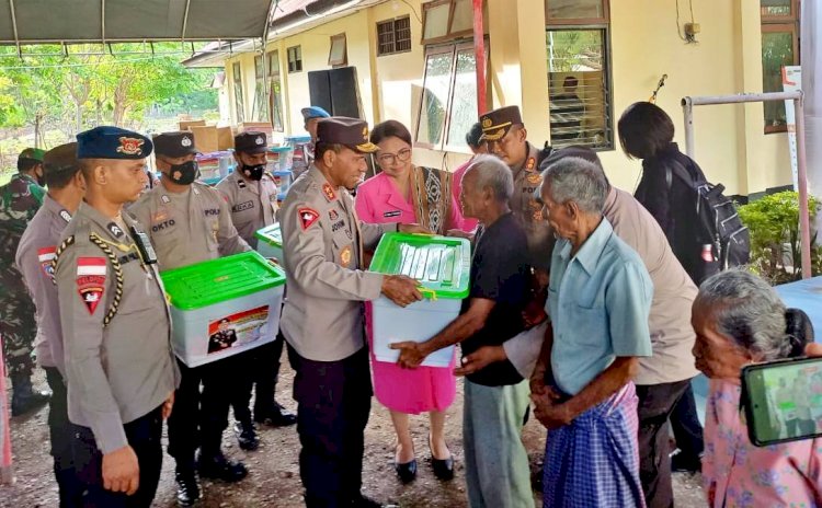 Di Kabupaten Belu, Kapolda NTT dan Ketua Bhayangkari Daerah Salurkan Paket Sembako Kepada Masyarakat Kakuluk Mesak