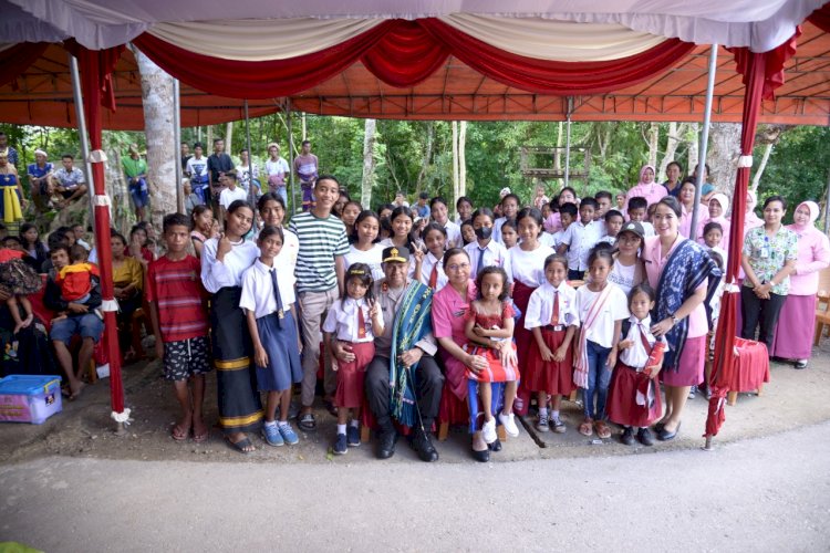 Kunjungi Kampung Prai Ijing, Kapolda NTT dan Ketua Bhayangkari Daerah Beri Bantuan Sosial
