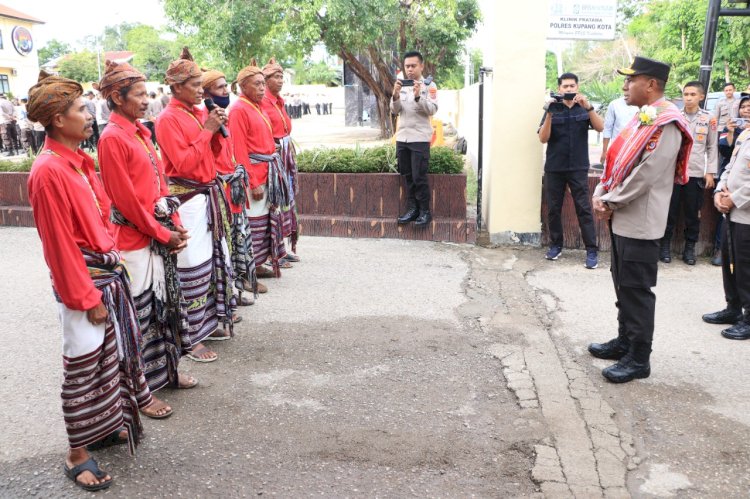 Kunjungi Polresta Kupang Kota, Kapolda NTT Disambut dengan Sapaan Adat Natoni