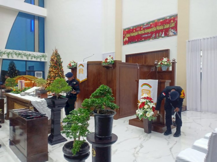 Pastikan Ibadah Natal Aman, Sub Satgas Jibom Satbrimobda NTT Sterilisasi Gereja di Kota Kupang