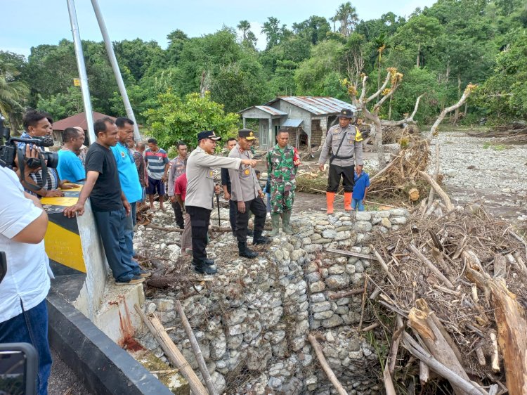 Bentuk Kehadiran Negara, Kapolda NTT Tinjau dan Beri Bantuan Kepada Korban Banjir Bandang di Kecamatan Fatuleu Barat
