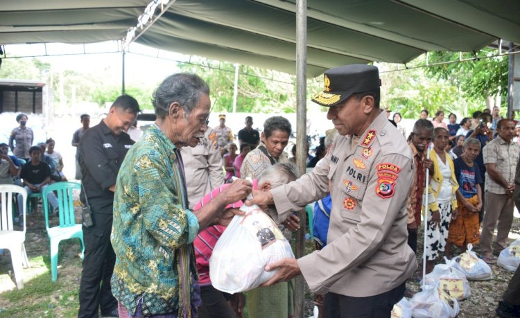 Tinjau Korban Banjir di Kupang Timur, Kapolda NTT Serahkan Langsung Bansos Terhadap Warga Terdampak