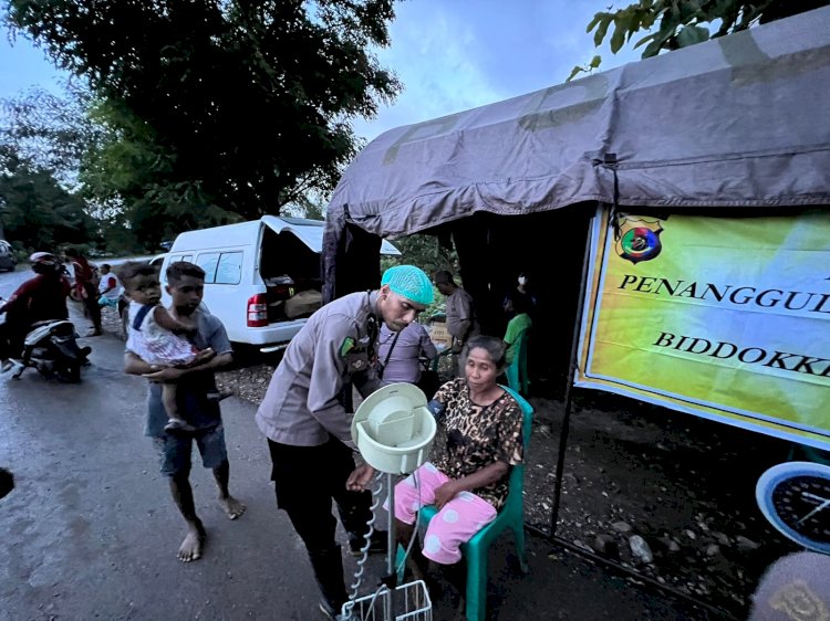 Buka Posko Pasca Banjir di Wilayah Kabupaten Kupang, Biddokkes Polda NTT Lakukan Pengobatan Gratis Kepada Warga