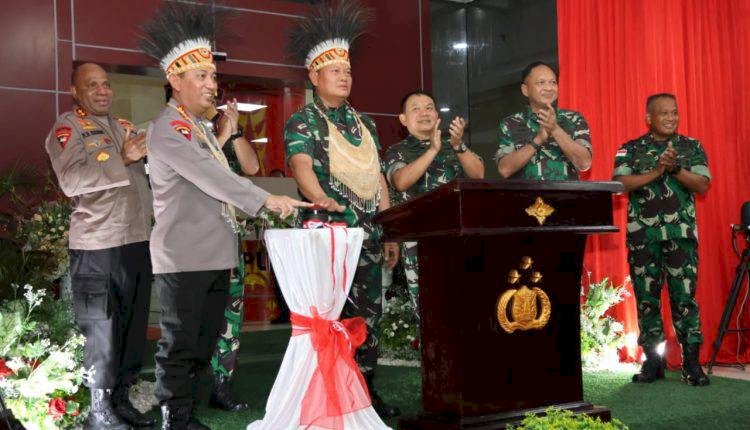 Kapolri Bersama Panglima TNI dan Para Kepala Staf Angkatan Resmikan Gedung Baru Polda Papua