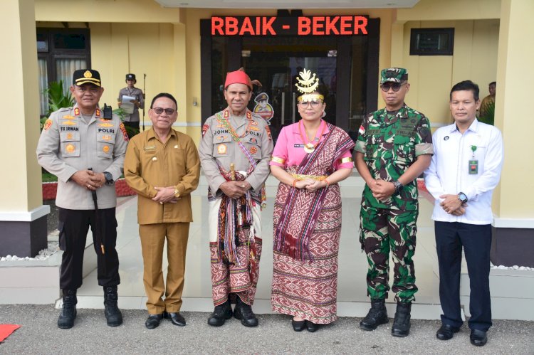 Kunjungan Kerja di Polres Kupang, Kapolda NTT dan Ketua Bhayangkari Daerah dikenakan Pakaian Adat Khas Amarasi