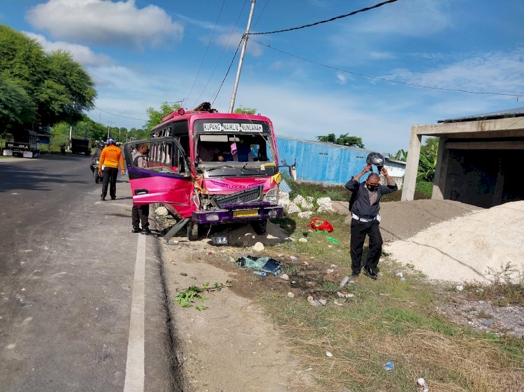 Personel satlanta Polres Kupang Evakuasi Cepat Satu Unit Bis Yang Terlibat Kecelakaan