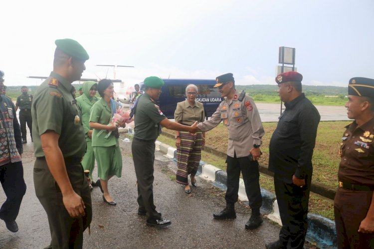 Wakapolda NTT bersama Forkopimda Menyambut Kedatangan Dandrem 161/Wira Sakti Kupang