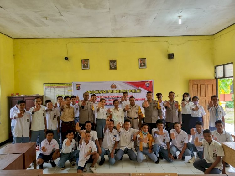 Di SMA Karya Kota Kupang, Anggota Ditbinmas Polda NTT Beri Penyuluhan Tentang Pencegahan Paham Radikalisme