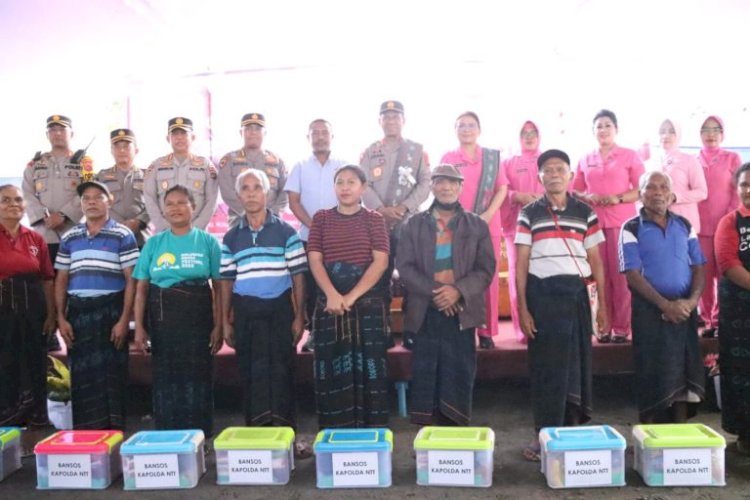 Kunker di Kabupaten Ngada, Kapolda dan Ketua Bhayangkari Daerah NTT Berbagi Kasih di Kampung Bena