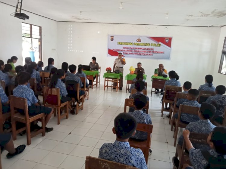 Anggota Ditbinmas Polda NTT Sosialisasi Penanggulangan Intoleransi, Radikalisme dan Terorisme di SMP N 6 Kupang