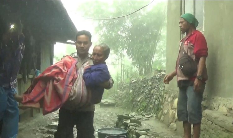 Aksi Terpuji Bhabinkamtibmas Polres Belu Gendong Lansia Lumpuh Korban Bencana Longsor di Desa Lutharato
