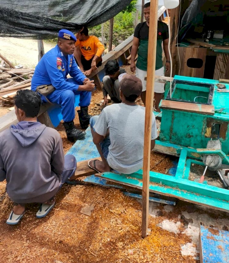 Kunjungi Daerah Pesisir Ronda, Personel Ditpolairud Polda NTT Beri Imbauan Kamtibmas Untuk Tidak Gunakan Bom Ikan