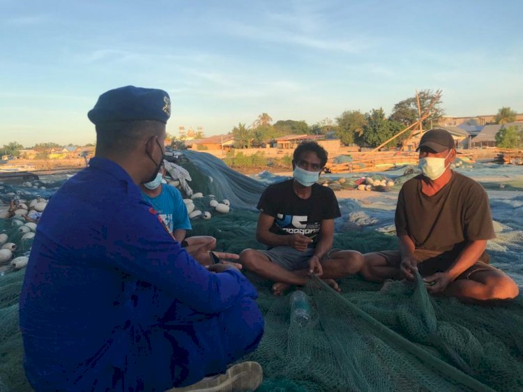 Jaga Situasi Aman di Wilayah Pesisir, Personel Ditpolairud Polda NTT Beri Imbau Humanis kepada Nelayan Sumba Timur