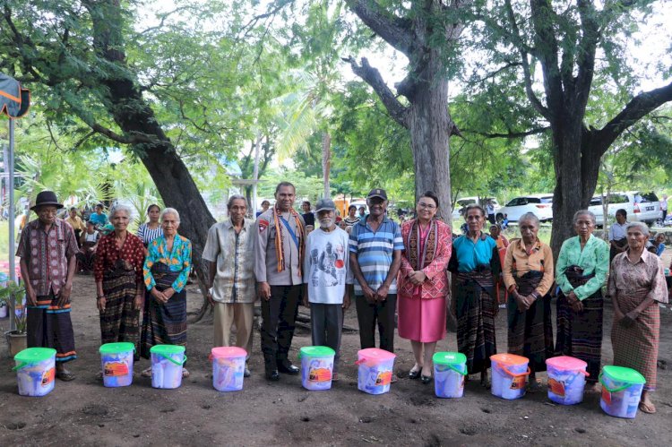 Di Lembata, Kapolda NTT Salurkan Bansos Kepada Warga Desa Watodiri