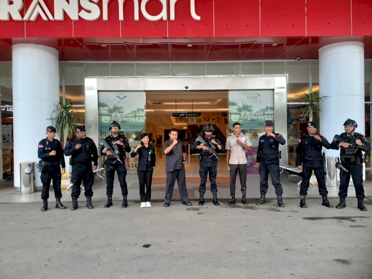 Berikan Rasa Aman Pasca Idul Fitri, Personel Brimobda NTT Lakukan Patroli Mobile di Pusat Perbelanjaan Kota Kupang