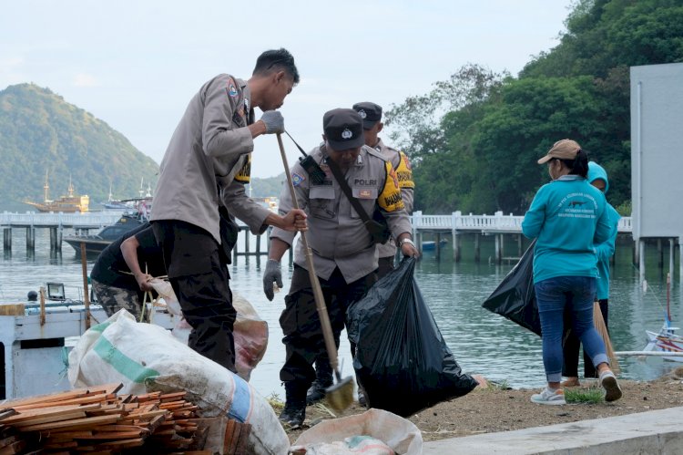 Anggota Polri dan Masayarakat Kompak bersihkan Sampah di Sekitar Venue KTT Asean
