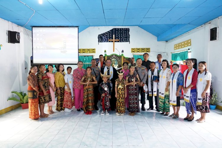 Safari Minggu Kasih, Kapolda NTT Beribadah dengan Jemaat GMIT Ebenhaezer Borong