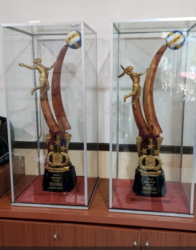 Dukung UMKM, Kapolres Flotim Sediakan Trophy dari Ukiran Lokal Hadiah Pertandingan Voli