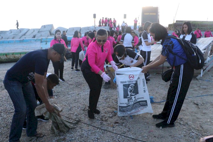 Polda NTT Gandeng Bhayangkari, Polwan dan Masyarakat Bersih-Bersih Sampah Plastik di Pantai Namosain